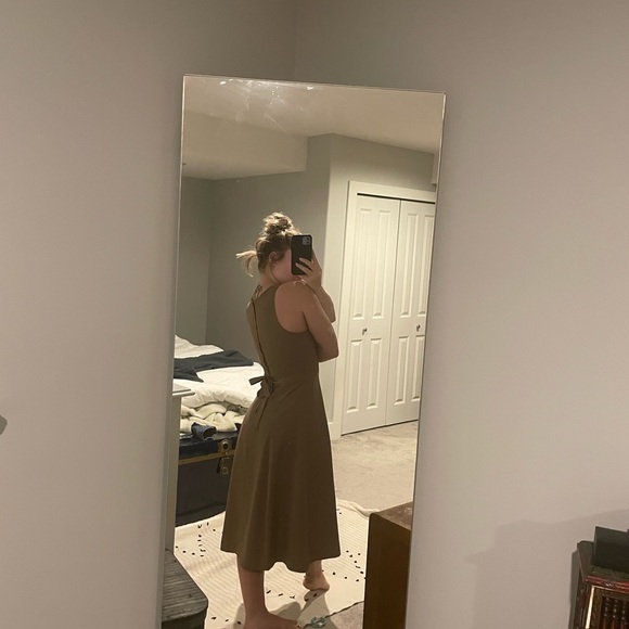 Gorgeous vintage hand-sewn linen latte-coloured dress with matching waist tie. - Picture 2 of 5